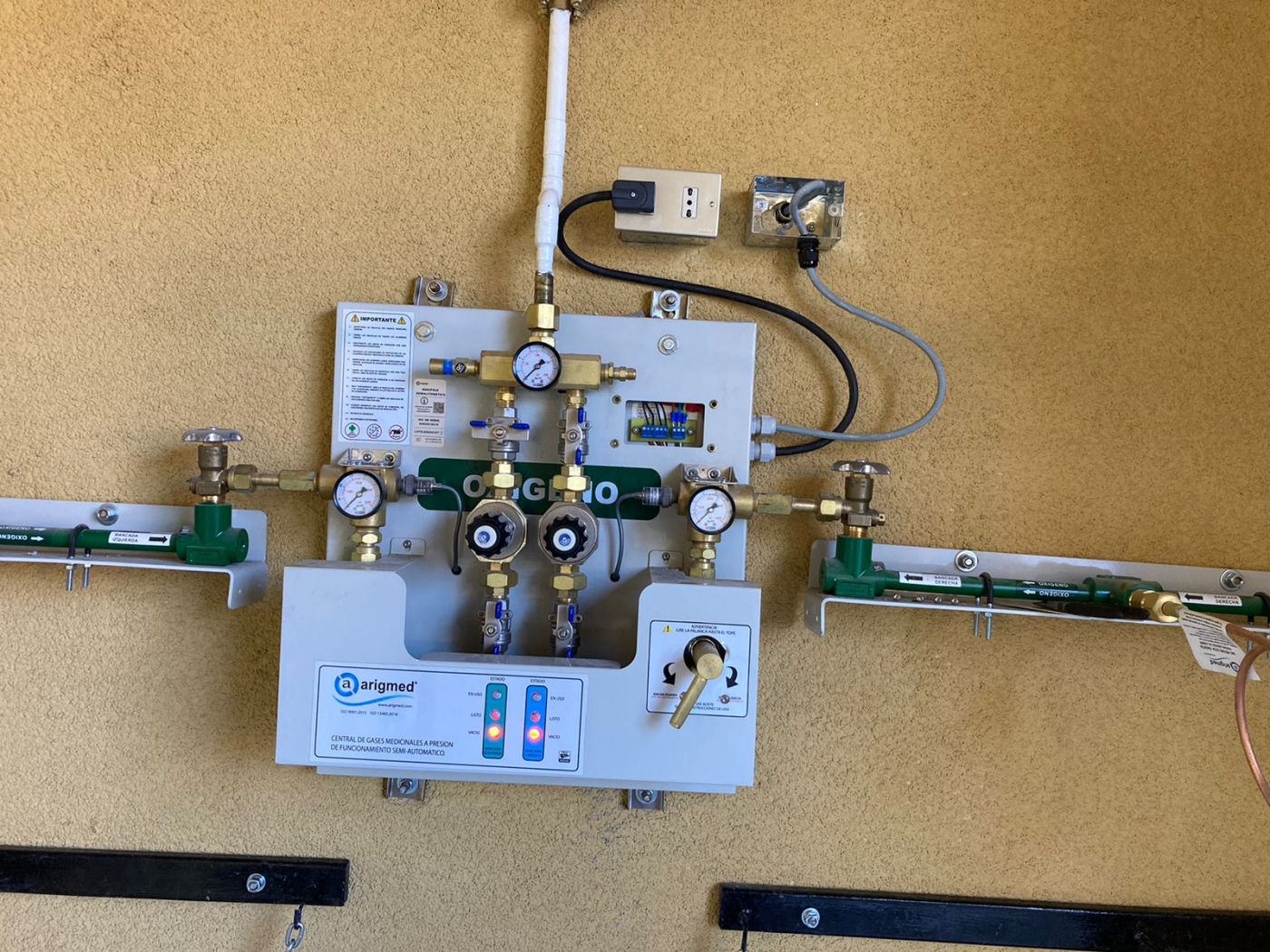Panel de reguladores de gases médicos instalado por Instamed