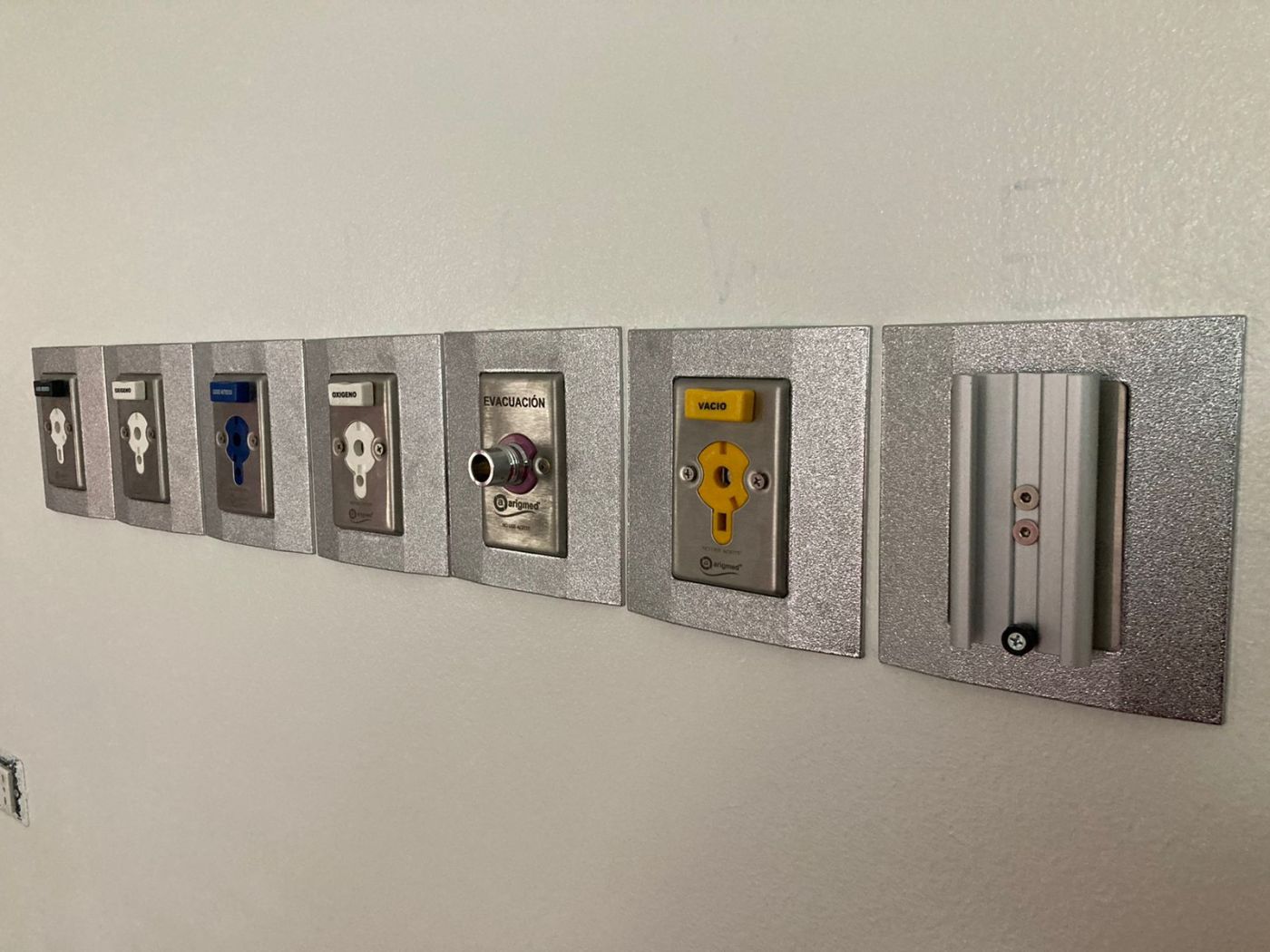 Salidas de gases médicos instaladas en pared